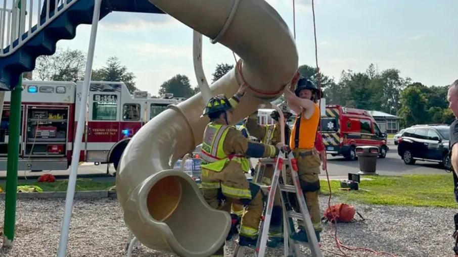 Homem fica preso em escorregador e é resgatado pelos bombeiros.