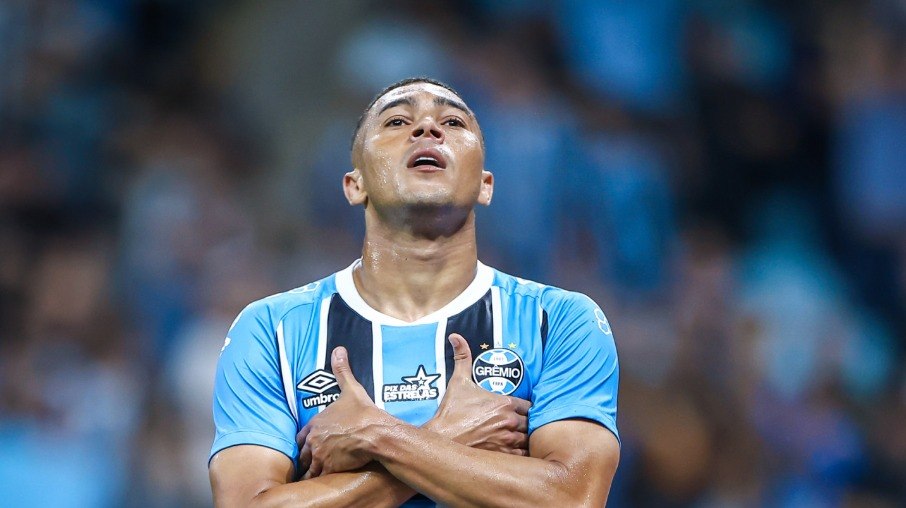 Carlos Vinícius comemora gol marcado na vitória do Grêmio