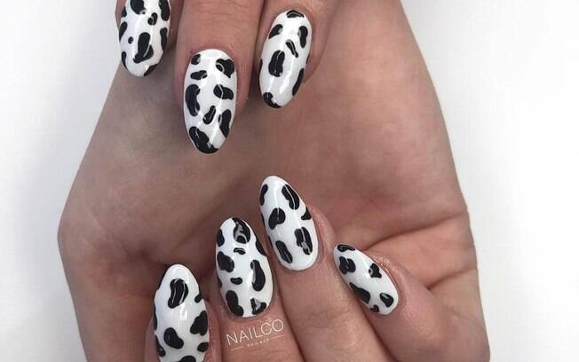 Faça como Kendall Jenner e Ariana Grande na hora de fazer uma nail art e aposte no animal print inspirado em vacas