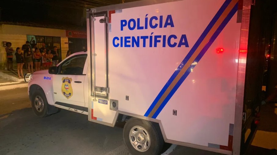 Área foi isolada até a chegada do IML, que recolheu o corpo e levou para necropsia Área foi isolada até a chegada do IML, que recolheu o corpo e levou para necropsia