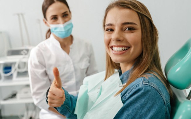 Dentes manchados: veja as causas e como tratar esse problema