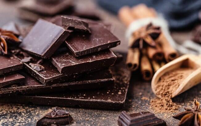Já pensou em fazer receitas salgadas com chocolate? O doce também vai bem com pratos principais
