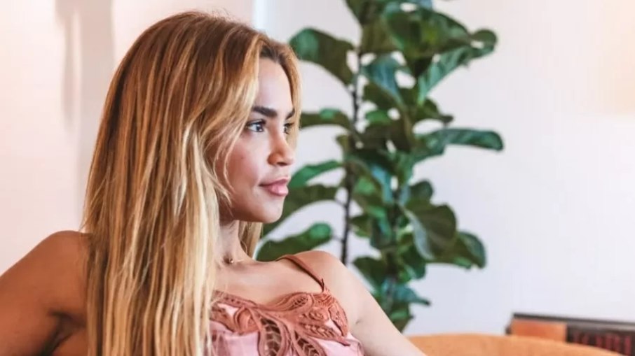 Lucy Alves posa de lingerie rosa e recebe elogios nas redes sociais Lucy Alves posa de lingerie rosa e recebe elogios nas redes sociais