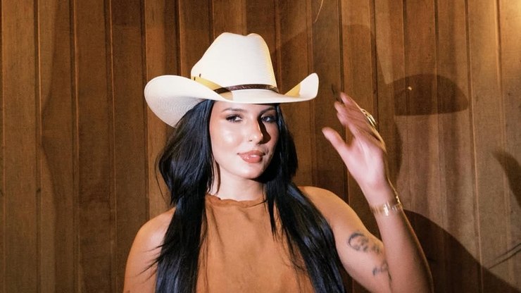 Ana Castela rebate fala sobre roupa marcando: "Você não tem?"