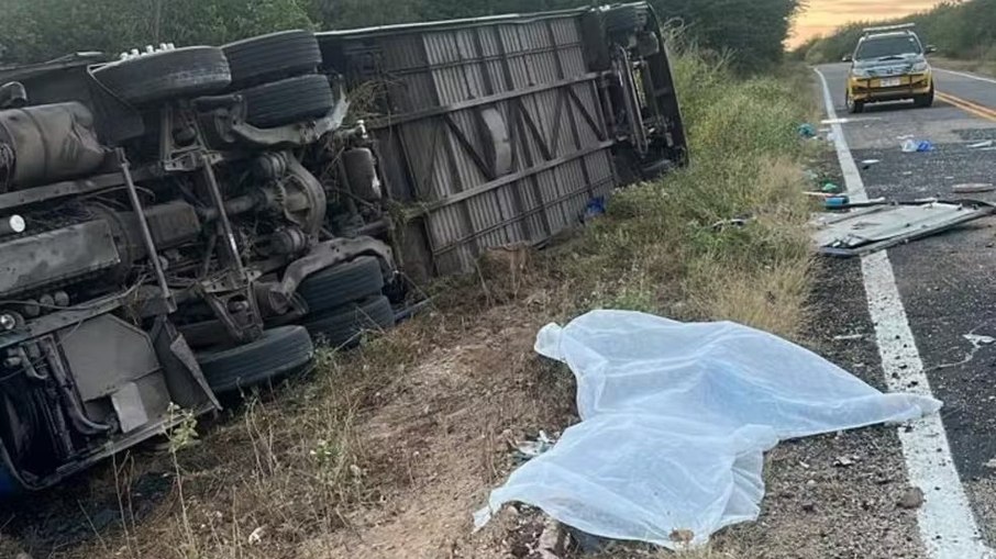 Ônibus capota e deixa ao menos sete mortos no Ceará