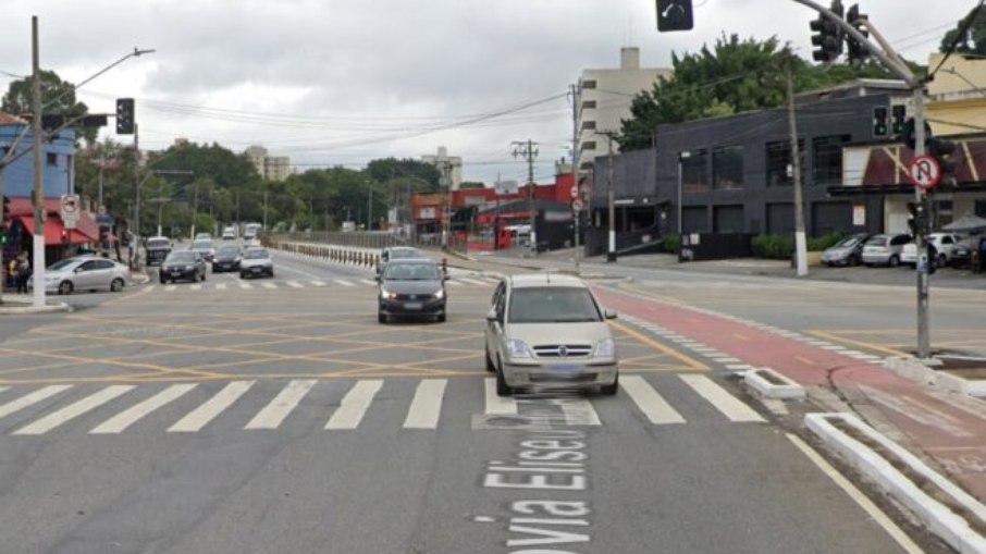 Carro baleado bloqueia avenida Eliseu Almeida Carro baleado bloqueia avenida Eliseu Almeida