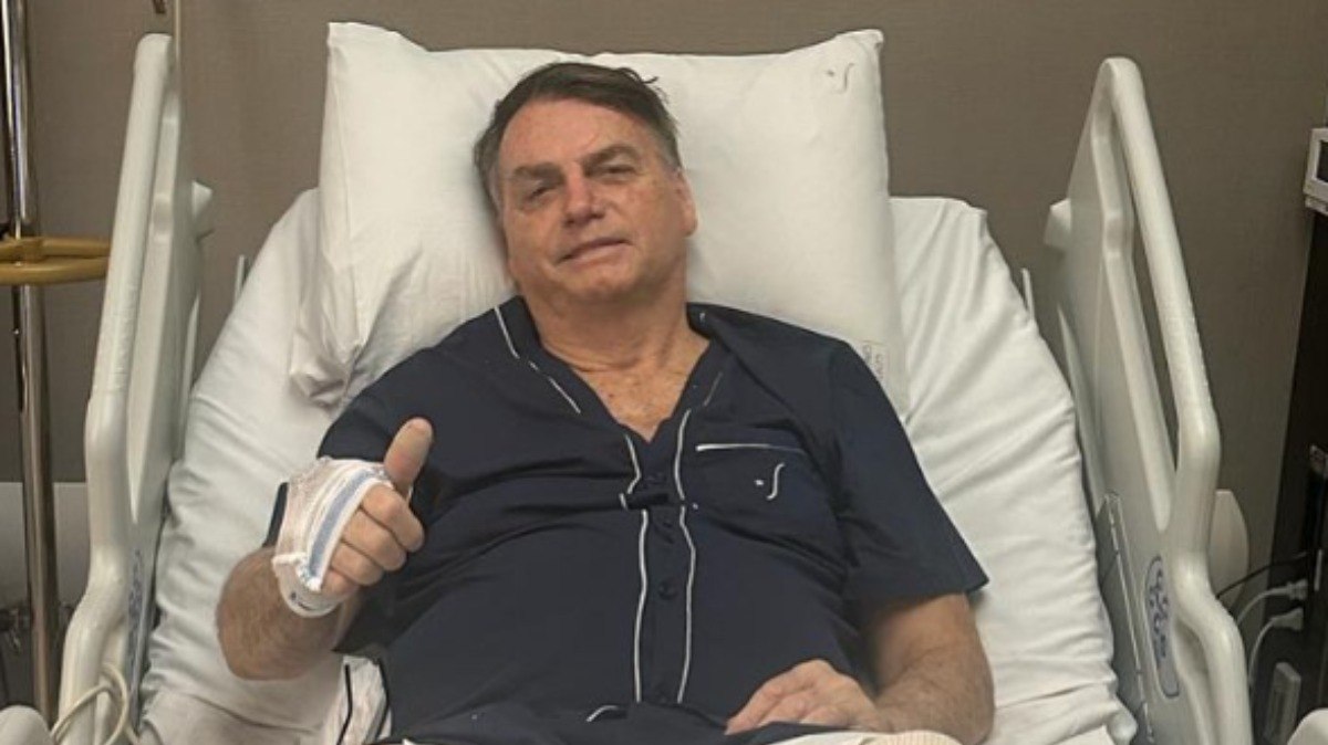 Jair Bolsoanro se recuperando após cirurgia
