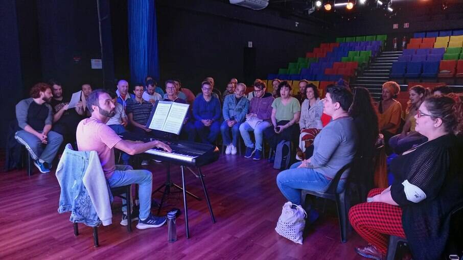 Ensaio do Coral Câmara LGBTQIA+ Brasil realizado em 9 de março de 2022; no piano está o maestro assistente e arranjador Gabriel Fabbri