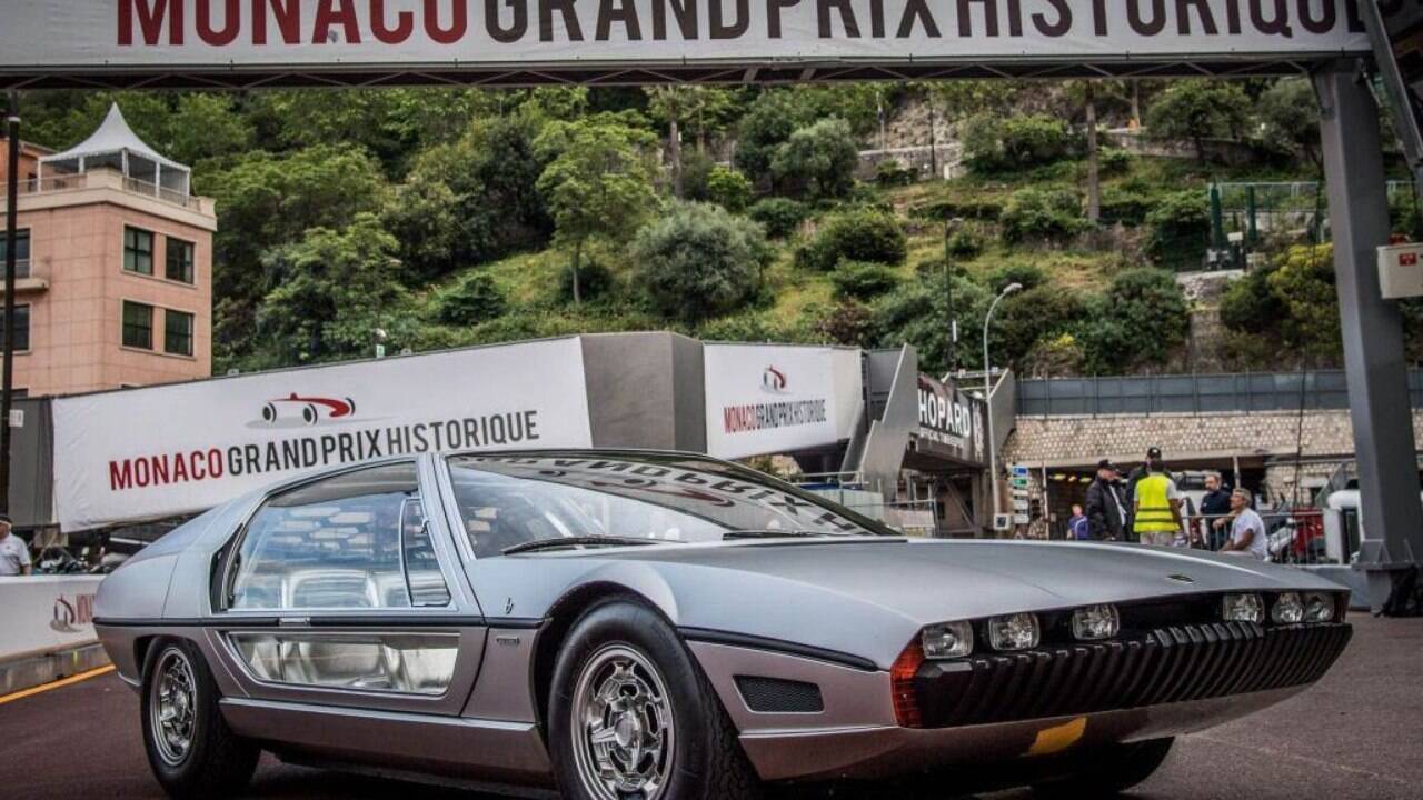 Carros De Pmw De Turismo Dos Anos 70 Correndo Em Circuito De