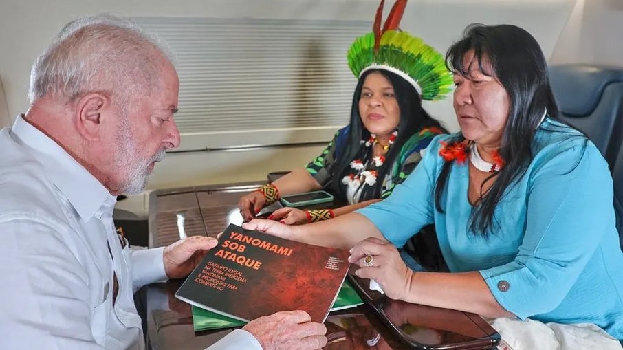 Lula chegou na manhã deste sábado (21) em Roraima, acompanhado de Sônia Guajajara e Joenia Wapichana