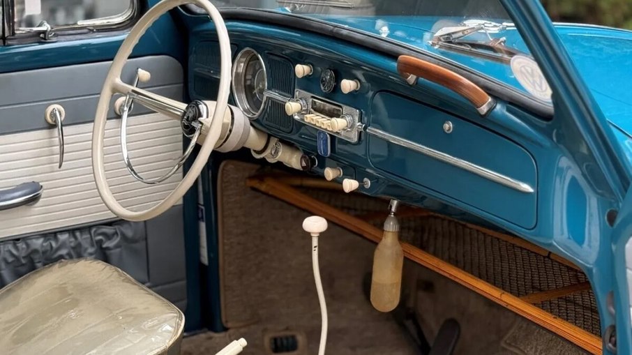 Cabine do Fusca 1200 de 1959 preserva a proposta simples do modelo com motor traseiro refrigerado a ar.