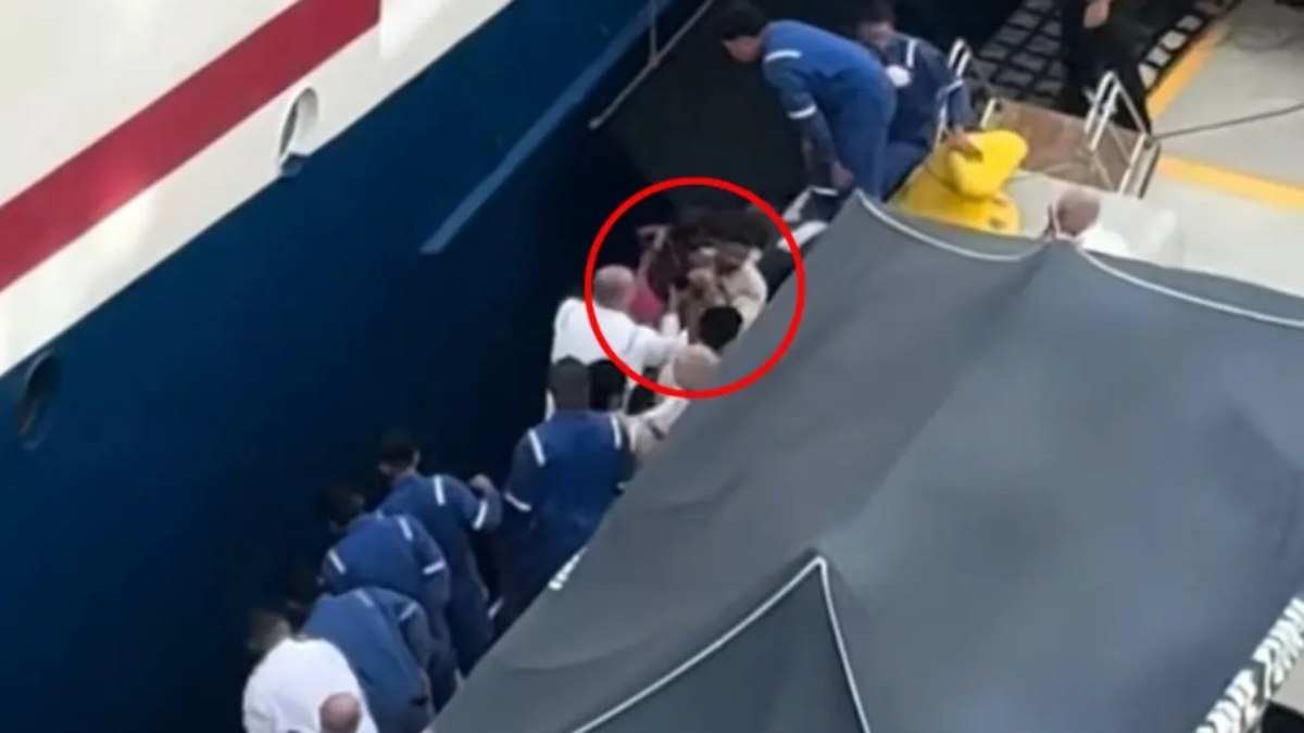 Mãe pula de cruzeiro para salvar vida de filho que caiu no mar Mãe pula de cruzeiro para salvar vida de filho que caiu no mar