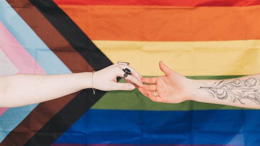 33% dos brasileiros acreditam que peças publicitárias que mostram pessoas LGBT+ ajudam a mudar atitudes e preconceitos em relação à comunidade queer, segundo pesquisa da Teads
