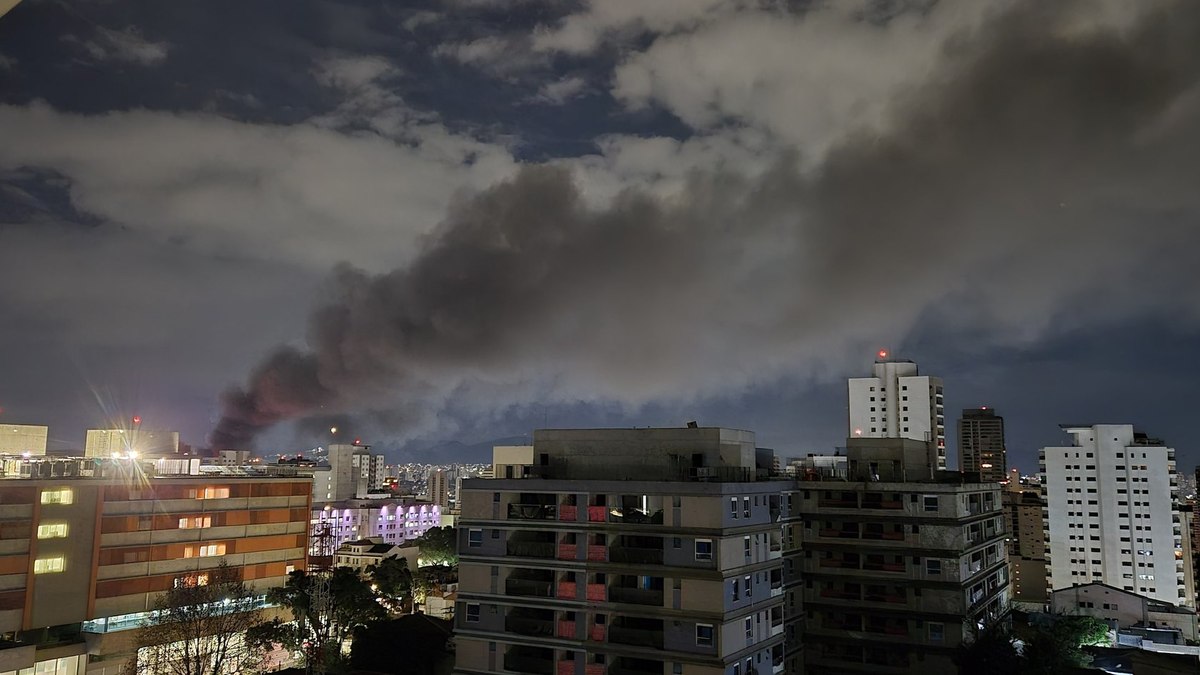 Incêndio atinge galpão de fábrica na Lapa e espalha fumaça por SP Incêndio atinge galpão de fábrica na Lapa e espalha fumaça por SP