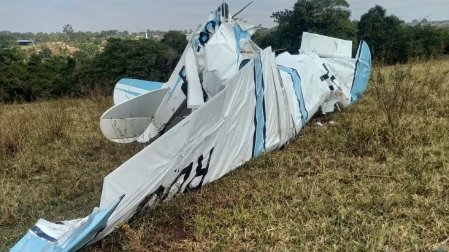 Imagem da aeronave destruída no solo. Imagem da aeronave destruída no solo.
