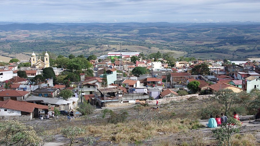 Professora tem 60% do corpo queimado em ataque com gasolina em MG