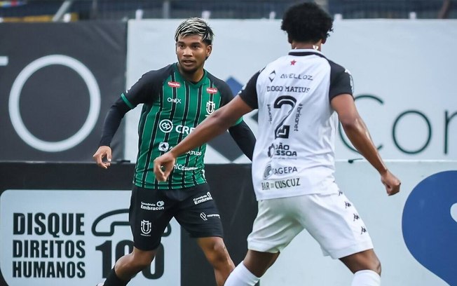 Jogadores do Maringá celebram o primeiro gol sobre o Botafogo-PB