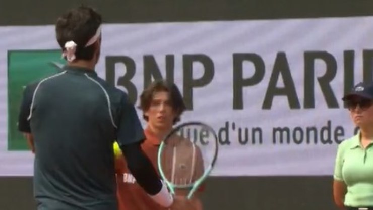 Roland Garros: tenista chuta bolinha no peito de juíza; assista