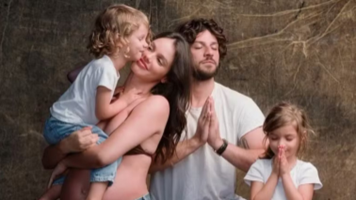 Chay Suede e Laura Neiva com os filhos Maria e José