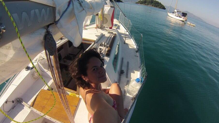 Carina Seixas, 39 , vive em um veleiro há sete anos e oferece experiencias a bordo exclusivamente para mulheres