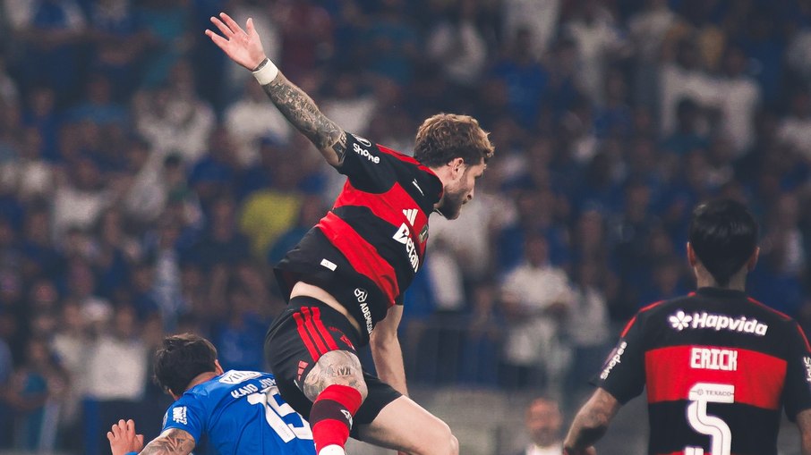 Cruzeiro x Fla tem expulsão ignorada e gol polêmico; veja lances