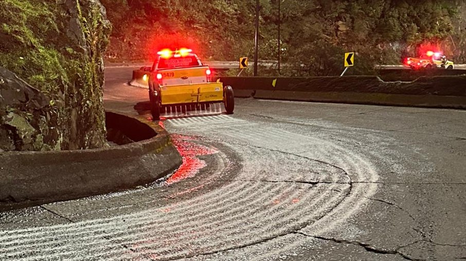 Viatura da Polícia Militar Rodoviária despejando sal na pista Viatura da Polícia Militar Rodoviária despejando sal na pista