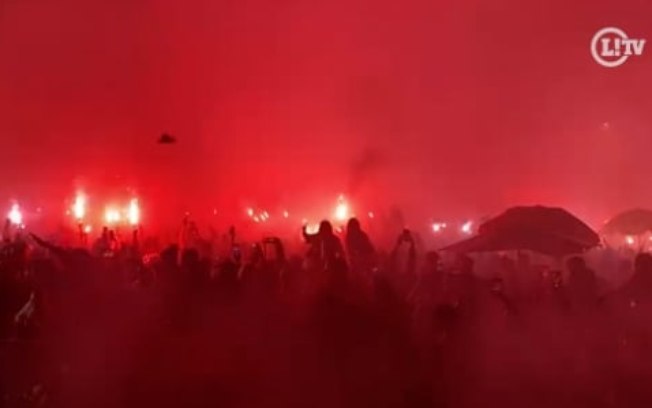 VÍDEO: Torcida do Athletico faz 'inferno vermelho' para recepcionar time na Arena da Baixada VÍDEO: Torcida do Athletico faz 'inferno vermelho' para recepcionar time na Arena da Baixada