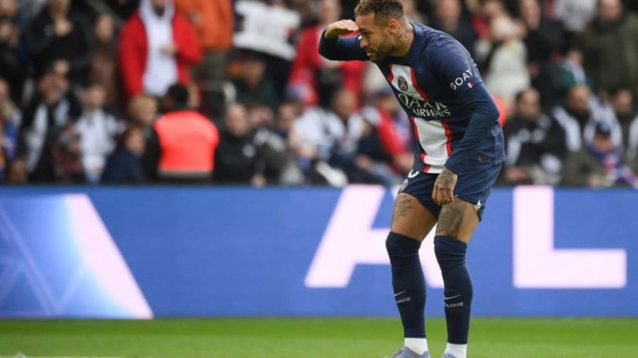 Neymar precisa de cirurgia e está fora da temporada com o PSG