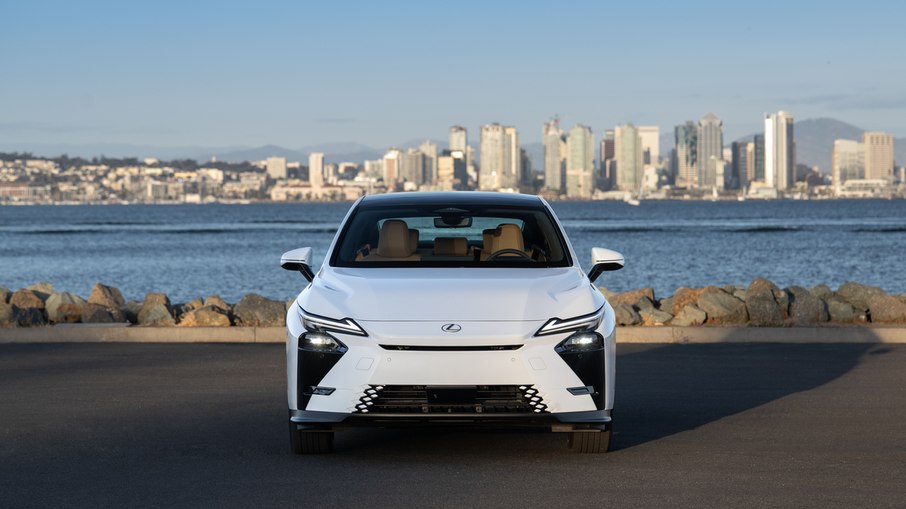 Lexus ES 350h estreia nova identidade frontal com assinatura luminosa Twin L Signature.