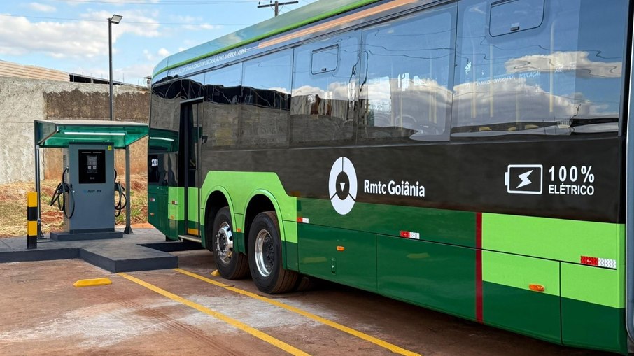 Ônibus elétrico da Rmtc utiliza um dos carregadores instalados no Eletroposto Oeste