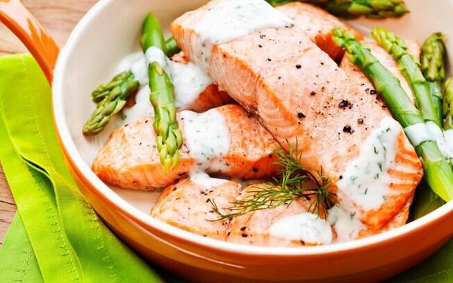 Foto da receita Filés de salmão com aspargos e molho de iogurte pronta.