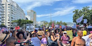 Irmã de mulher morta no CEFET discursa em ato contra feminicídio