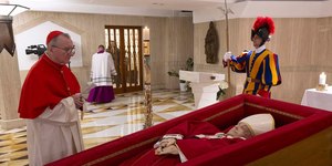 Vaticano divulga imagens de Papa Francisco em caixão aberto