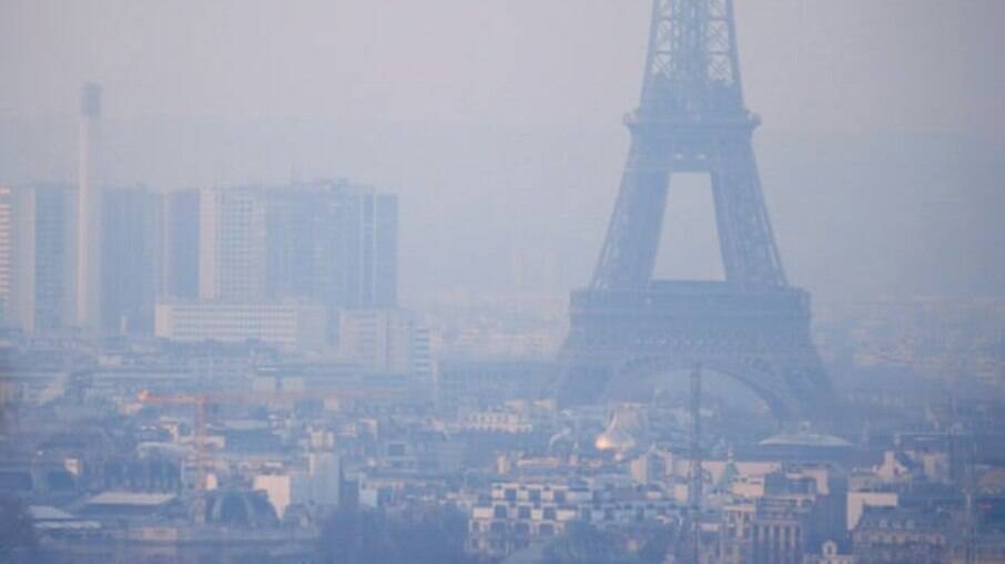 Cidades como Paris, com suas ruas lotadas e alto consumo de energia, são focos de doenças e enfermidades relacionadas à poluição do ar