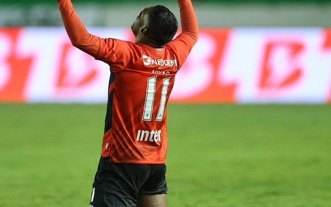 Nikão faz gol em reestreia pelo Athletico contra o Juventude