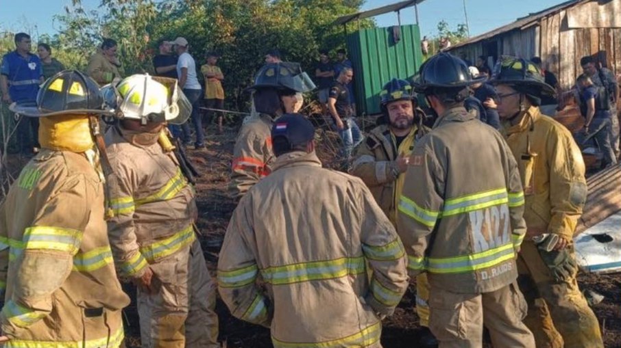 Equipes de resgate atuaram no local após o acidente com avião de transporte de valores