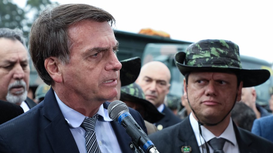 O ex -presidente Jair Bolsonaro com o então  ministro da Infraestrutura, Tarcísio Freitas, no Rio Grande do Sul