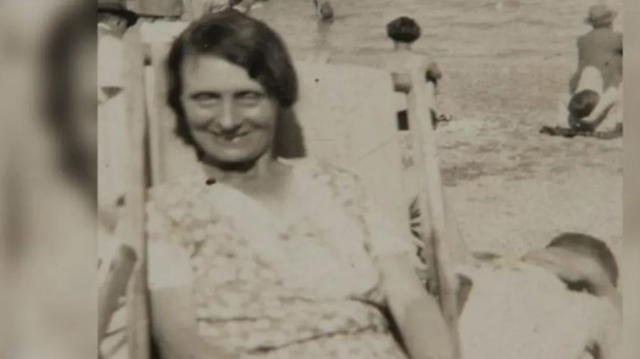 Louisa Dunne foi encontrada estrangulada no chão da sala de estar Louisa Dunne foi encontrada estrangulada no chão da sala de estar