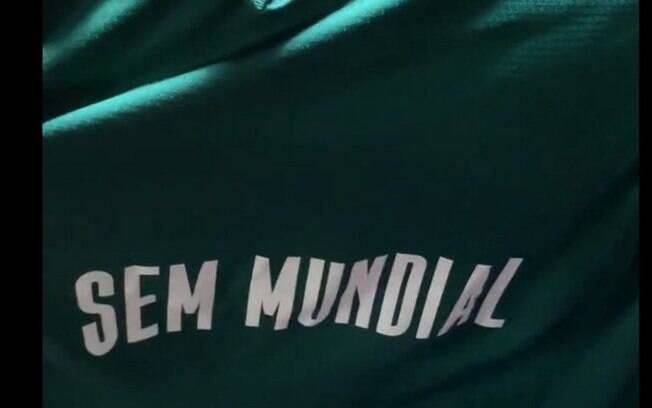 Empresa troca pedidos e torcedor recebe camisa do Palmeiras com frase 'sem mundial'
