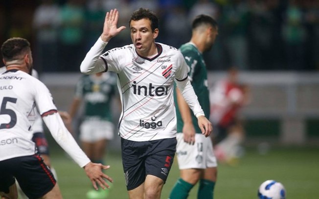 Athletico busca reação, empata com o Palmeiras no Allianz e avança à final da Libertadores