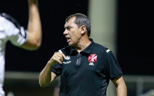Carille analisa derrota no clássico: “Primeiro tempo muito abaixo” Carille analisa derrota no clássico: “Primeiro tempo muito abaixo”