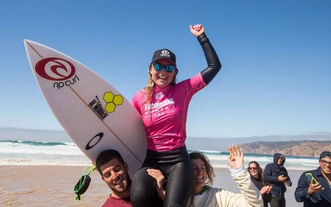 Nikki Van Dijk comemora sua primeira vitória em evento do circuito mundial de surfe