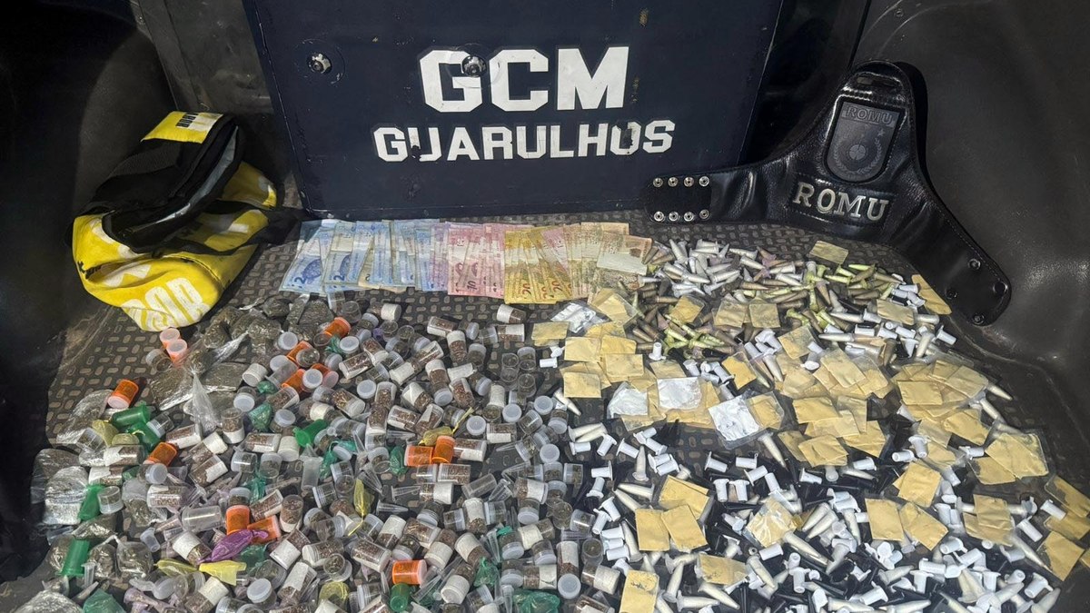 O suspeito carregava uma bolsa com 603 embalagens contendo cocaína e outras 435 com maconha, conforme laudo posterior, e 635 reais em dinheiro. O suspeito carregava uma bolsa com 603 embalagens contendo cocaína e outras 435 com maconha, conforme laudo posterior, e 635 reais em dinheiro.