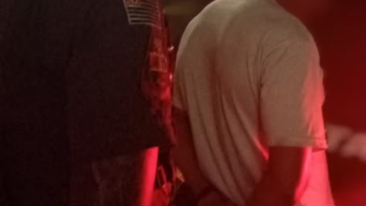 Homem é preso após simular esfaqueamento da filha com ketchup