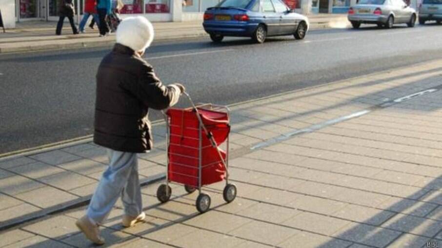 Incorporar caminhadas simples ao dia a dia é uma das formas indicadas de se exercitar