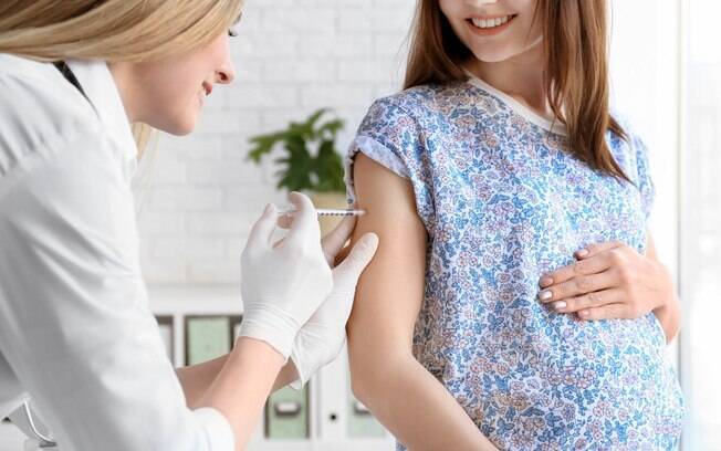Especialistas afirmam que a vacina contra a gripe durante a gestação é fundamental para garantir a saúde da mãe e do bebê
