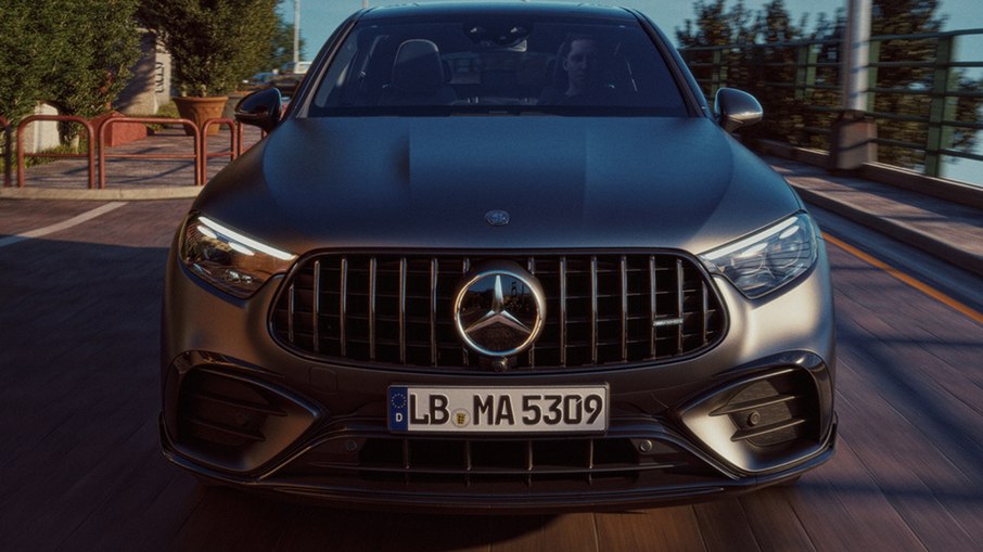 Grade com elementos verticais e para-choque esportivo identificam a dianteira do Mercedes-AMG GLC 53.