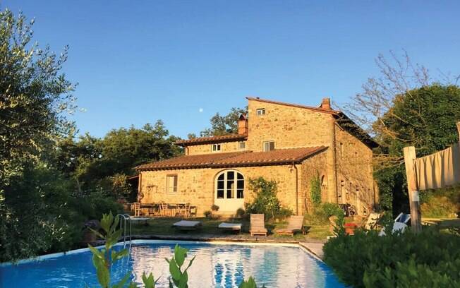Capaz de acomodar até 16 pessoas, essa villa italiana é um destino ideal para quem vai explorar a Itália em grandes grupos.