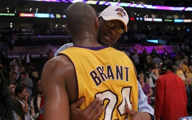 Joe Bryant abraça o filho Kobe em jogo do Los Angeles Lakers nos playoffs de 2010 da NBA