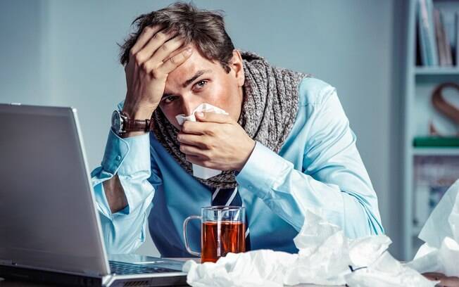Os sintomas do sarampo em adultos, nos primeiros dias de contágio, se assemelham ao de uma gripe comum